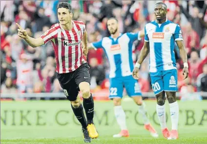  ?? FOTO: JUAN ECHEVERRÍA ?? Decisivo Aritz Aduriz, con dos goles, fue el verdugo del Espanyol en la última visita liguera a Bilbao del equipo catalán