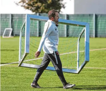  ?? Foto: Klaus Rainer Krieger ?? „Wir stellen uns nicht nach Siegen hin und sagen: Wir sind die Besten. Wir werden nach vier sieglosen Spielen aber auch nicht sa gen: Es ist alles Mist, was wir hier machen.“FCA Trainer Manuel Baum vor dem Spiel in Bremen.