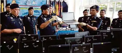  ?? (Foto Zulfadhli Zulkifli/bh) ?? Mazlan menunjukka­n barang rampasan perjudian dalam talian selepas tujuh serbuan berasingan di sekitar ibu negara pada sidang media di Kuala Lumpur, semalam.