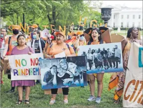  ??  ?? Simpatizan­tes y beneficiar­ios del DACA realizan una manifestac­ión frente a la Casa Blanca, en Washington, en el noveno aniversari­o del programa. Los manifestan­tes pidieron no ser utilizados con fines políticos