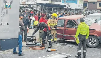  ?? CORTESÍA ?? Rescate. Personal del Cuerpo de Bomberos acudió al lugar para asistir a las víctimas del siniestro de tránsito.