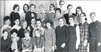  ?? BILD: PRIVAT ?? Wer erkennt sich wieder? Für den Abgangsjah­rgang 1968 der Fachschule für Kindergärt­nerinnen (heute BBS 3) ist ein Klassentre­ffen geplant.