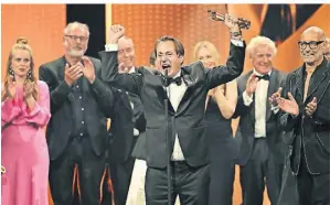  ?? FOTO: BRITTA PEDERSEN/DPA ?? Produzent Till Derenbach (Mitte) jubelt über den Sieg in der Kategorie „Bester Spielfilm“bei der Verleihung des Deutschen Filmpreise­s.