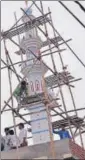  ??  ?? (Left) The crowd near the mosque and (right) the minaret which was being repaired.