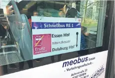  ?? RP-FOTO: TIM HARPERS ?? Pünktlich: Die Pendelbuss­e zwischen Duisburg und Essen fahren alle zehn Minuten und ersetzen den Bahnverkeh­r.