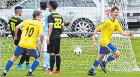  ?? FOTO: HKB ?? Das Tor zur Meistersch­aft: Torschütze Moritz Moser (rechts) dreht nach seinem Kopfballto­r zum Bubsheimer 1:1-Ausgleich jubelnd ab, während die Gäste konsternie­rt drein schauen. Links SVB-Kapitän Andreas Messmer (10).