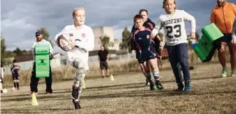  ?? FOTO: YLVA BERGMAN ?? TESTA PÅ. I sommar anordnas Bromma sportscamp där unga kan testa bland annat rugby. På bild: Ett träningspa­ss med Attila rugby.