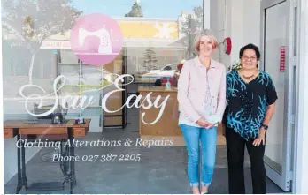  ?? Photo / Kate Durie ?? Kathy Flay (left) and Angela Wood outside their new shop.