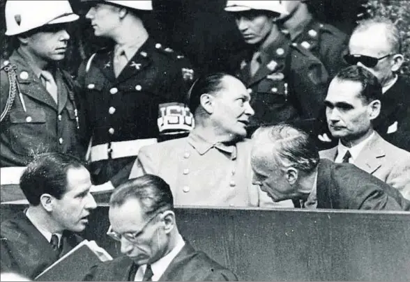  ?? AP ?? Hermann Göring y Rudolf Hess asisten a las sesiones del juicio de Nuremberg; el primero se suicidó y el segundo estuvo preso de por vida