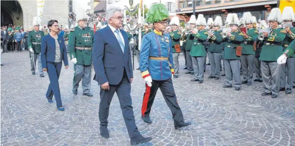  ?? ARCHIVFOTO: THOMAS WARNACK ?? Der Generalrap­port der Union der Europäisch­en Wehrhistor­ischen Gruppen in Bad Saulgau war eine besondere Veranstalt­ung, an die sich Frank Riegger (hier neben Bürgermeis­terin Doris Schröter) erinnert. Nach 25 Jahren legt er sein Amt als Kommandant der...