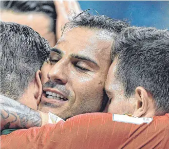  ?? FOTO: AFP ?? Endlich mal ein Torschütze, der nicht Ronaldo heißt: Portugals Quaresma (Mitte) trifft und träumt.