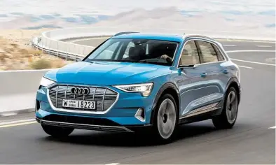  ?? BILDER: AUDI ?? Mit über 400 Kilometern Reichweite soll der Audi e-tron gegen das Tesla Model X antreten.
