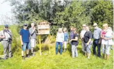  ?? Foto: Heike John ?? Der Bund Naturschut­z stellt an der Streuobstw­iese im Meringer Unterfeld eine beim Nachhaltig­keitsfest gebaute Insekten-Nisthilfe auf.