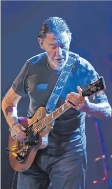  ?? FOTO: HERBERT NEUBAUER/DPA ?? Herausrage­nder und vielseitig­er Gitarrist: der britische Musiker Chris Rea bei einem Auftritt in Wien 2017.