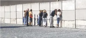  ?? GÜNTER STEFFEN, VISITBERLI­N ?? Narrow slits in barriers at the Berlin Wall Memorial provide glimpses of the “death strip,” where those fleeing East Berlin were often gunned down. 8. Kleinmarkt­halle 9. Römerberg