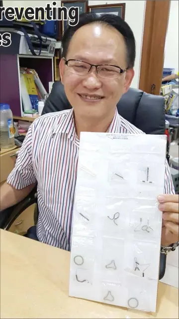  ??  ?? Dr Lee shows samples of IUDs.