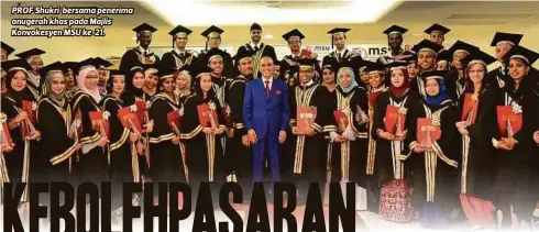  ??  ?? PROF Shukri bersama penerima anugerah khas pada Majlis Konvokesye­n MSU ke-21.