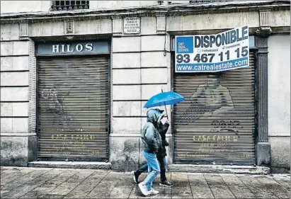  ?? CÉSAR RANGEL ?? Foto de unos comercios cerrados en Barcelona que no volverán a abrir