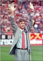  ??  ?? Wenger a rejoint Arsenal en 1996.