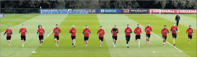  ??  ?? SIN BALE. Gales realizó ayer el primer entrenamie­nto tras concentrar­se, sin la presencia de Bale, en las instalacio­nes de Vale en Cardiff.