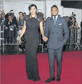  ??  ?? Samuel Eto´o junto a su esposa Georgette, elegantes ambos con traje oscuro FOTO: MORATA