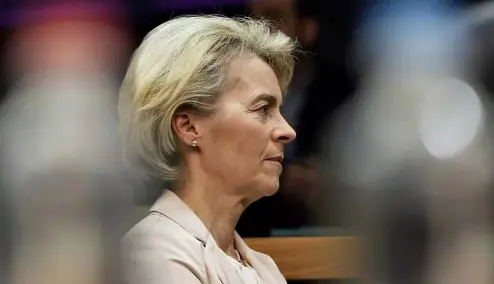  ?? ?? Ursula von der Leyen bewirbt sich um eine neue fünfjährig­e Amtszeit an der Spitze der Europäisch­en Kommission, der mächtigste­n Institutio­n der Europäisch­en Union.