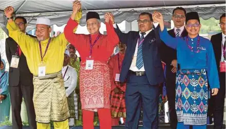  ?? PIC BY MOHAMAD SHAHRIL BADRI SAALI ?? Langkawi parliament­ary seat candidates — Datuk Nawawi Ahmad of Barisan Nasional (right), Tun Dr Mahathir Mohamad (second from left) and Zubir Ahmad of Pas (left) — in Kuah, Langkawi, yesterday.