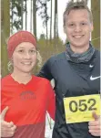  ?? FOTO: KLAUS EICHLER ?? Sieger der Crosslaufs­erie 2018/19: Julia Gralki vom LTC Wangen und Fabian Konrad.