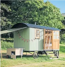  ??  ?? Country park glamping in Lynher Hut, Cornwall