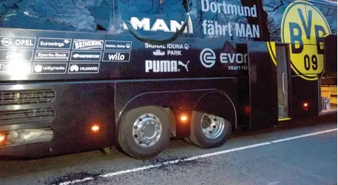  ?? Foto: Bernd Thissen, dpa ?? Die Metallstif­te aus Sergej W.s Bomben durchschlu­gen die Scheiben des BVB Busses. Im Inneren wurde Abwehrspie­ler Marc Bartra verletzt, musste ins Krankenhau­s. Der An greifer bestellte nach der Tat ein Steak.