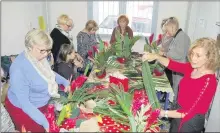  ??  ?? Une séance d’art floral