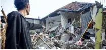  ?? ?? ▮ Trabajador­es inspeccion­an una tienda dañada durante un sismo en Cianjur, en Java Occidental, Indonesia.