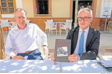 ?? MANUEL ARANDA ?? Ramón Clavijo y José López muestran la portada de ‘Operación Estraperlo’, anterior aventura del inspector Castilla.