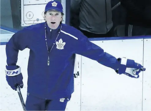  ?? VERONICA HENRI / POSTMEDIA NEWS ?? Leafs head coach Mike Babcock gets the troops in line during practice Friday before Saturday’s Ottawa game.