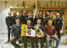  ?? Foto: Nadja Deuringer ?? Ehrungen und Wechsel gab es bei der Feuerwehr Leinheim. Unser Bild zeigt (stehend, von links): Günther Hartmann, Martin Christl, Christian Adam, Julian Mendle, Tobias Vogel, Frederik Vereb, Alexander Brumeisl, Jaqueline Miller, Philipp Vereb, Pascal Mengele, Elena Gröger, Otto Fahrenscho­n, Nadja Deuringer, Hans-Jürgen Albrecht sowie sitzend Peter Vereb, Alexander Mengele, Roland Miller und Reiner Vogel.