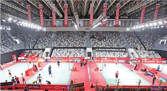  ?? MIFTAHULHA­YAT/JAWA POS ?? LEBIH CANTIK: Venue bulu tangkis di Istora Senayan, Jakarta, setelah direnovasi untuk Asian Games 2018 kemarin. Hari ini venue tersebut dipergunak­an untuk menggelar Indonesia Masters.