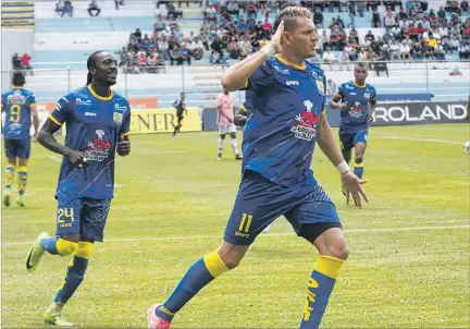  ?? ÁNGELO CHAMBA / EXPRESO ?? Figura. El delantero Carlos Garcés volvió a jugar tras cumplir la suspensión y marcó los dos goles para un empate que le permite a Delfín seguir en la parte alta de la tabla.