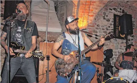  ?? FOTO: SUSI WEBER ?? Premiere in Wangen: „Them muddy brothers“spielten im Horns & Crowns (Mohr-Keller) auf.