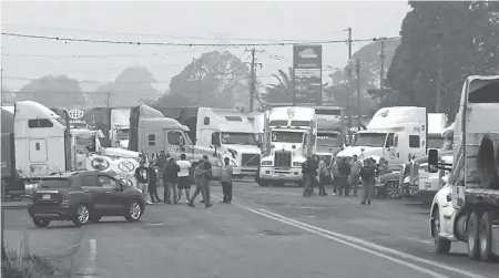 ?? ?? Protesta de transporti­stas en la carretera estatal Córdoba-veracruz, una de las más peligrosas, acusan