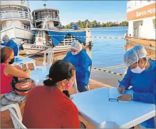  ?? Fotos: Fraternida­d de San Francisco de Asís en la Providenci­a de Dios ?? Personal sanitario del barco-hospital Papa Francisco atiende a los pacientes