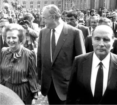  ??  ?? Da sinistra: la premier britannica Margaret Thatcher, il cancellier­e tedesco Helmut Kohl e il presidente francese François Mitterrand