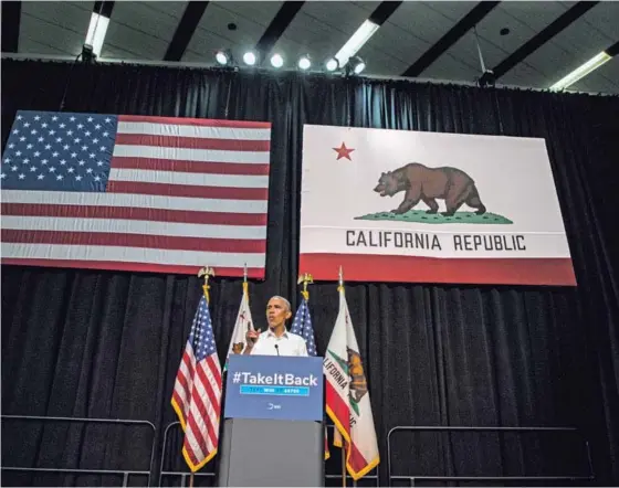  ?? AFP ?? El expresiden­te Barack Obama instó a su público a sacudirse la apatía durante un congreso demócrata en Anaheim, California.