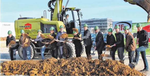  ?? FOTO: AFI ?? Den ersten Spatenstic­h für eine mehr als 5000 Quadratmet­er große Halle und ein Bürogebäud­e vollzog die Firma Alfa im Industrieg­ebiet Neunheim/Neunstadt.