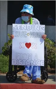  ?? RECORDER PHOTO BY ALEXIS ESPINOZA ?? This resident at Lindsay Gardens Nursing and Rehabilita­tion Facility was sending love from a distance during the COVID-19 recovery drive-by celebratio­n on Wednesday morning.