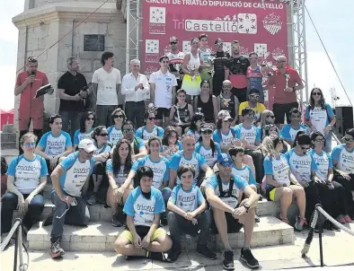  ?? DAVID GARCÍA ?? El presidente de la Autoridad Portuaria, Francisco Toledo, junto a los ganadores, voluntario­s y organizado­res.