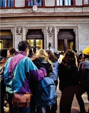  ??  ?? Protesta
Studenti del liceo Manzoni, dove ieri il cortile è stato occupato per protesta contro la didattica a distanza