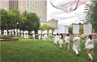  ?? LE DEVOIR ?? À la fin du parcours, parc Émilie-Gamelin, les marcheurs ont scandé ces slogans amassés en marchant.