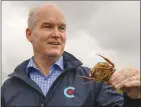  ?? The Canadian Press ?? Conservati­ve Leader Erin O’Toole holds a crab before releasing it in Nanaimo on Saturday.