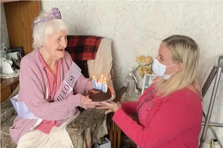  ?? Picture: Alina Homecare ?? A delighted Betty Hakes receives a cake to mark her 100th birthday