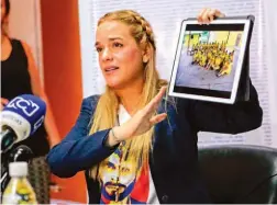  ??  ?? Sin pasaporte. El pasaporte de Lilian Tintori fue retenido por orden del Ministerio Público en el aeropuerto cuando iba a viajar hacia Europa.